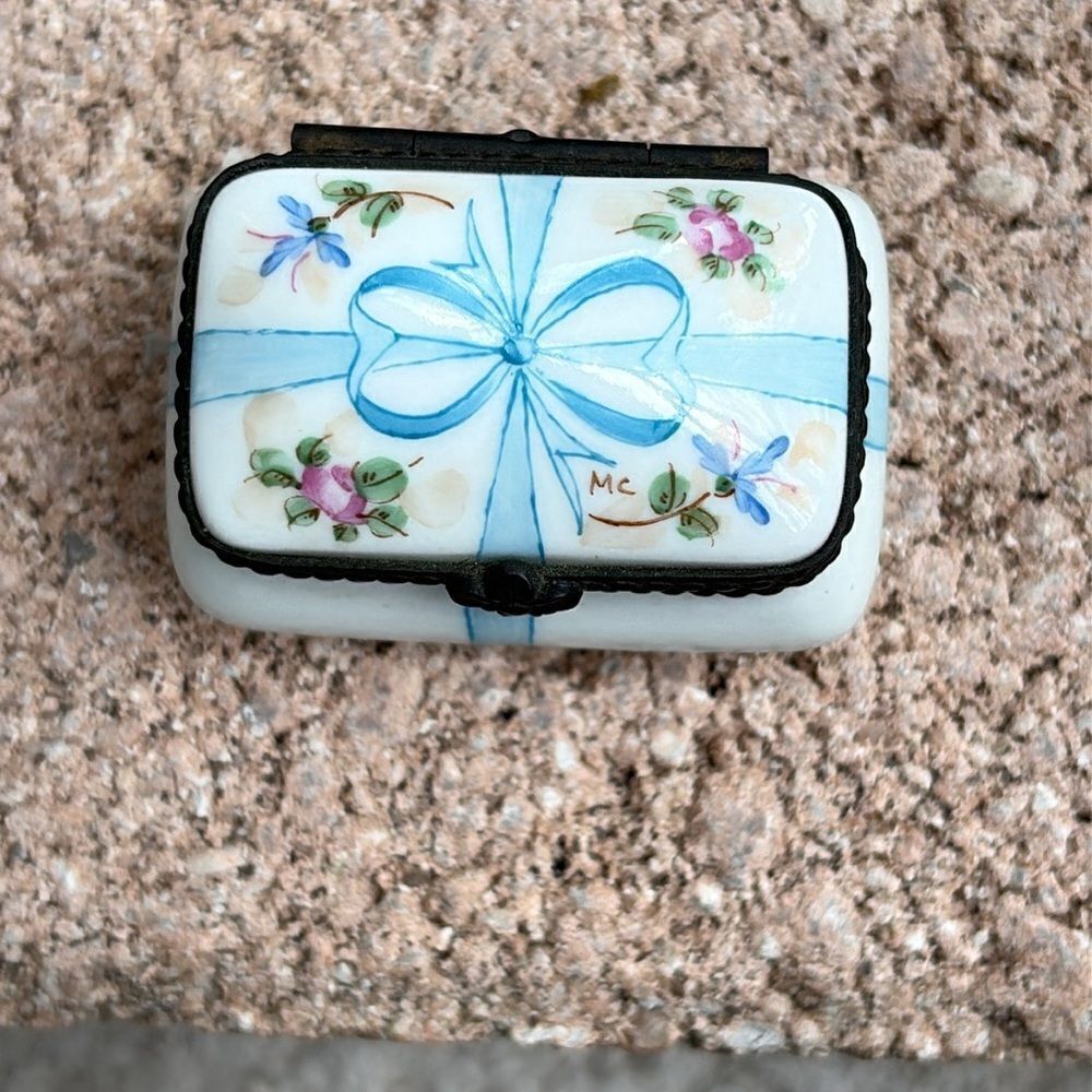 Limoges Floral n Ribbons Rochard trinket box - Picture 2 of 8